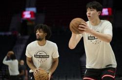 开云体育APP下载-杨瀚(hàn)森(sēn)连續(xù)五(wǔ)場(chǎng)无登場(chǎng)点評(píng)开拓(tà)者教练组用人异常，追梦路充满挑战