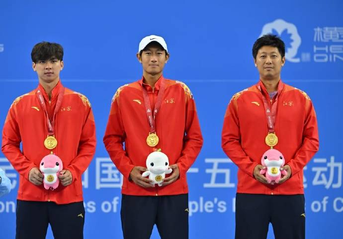 全运会网球男双决赛:唐盛 / 孙浅 2-1 力克布云朝克特 / 郑展,逆转夺金