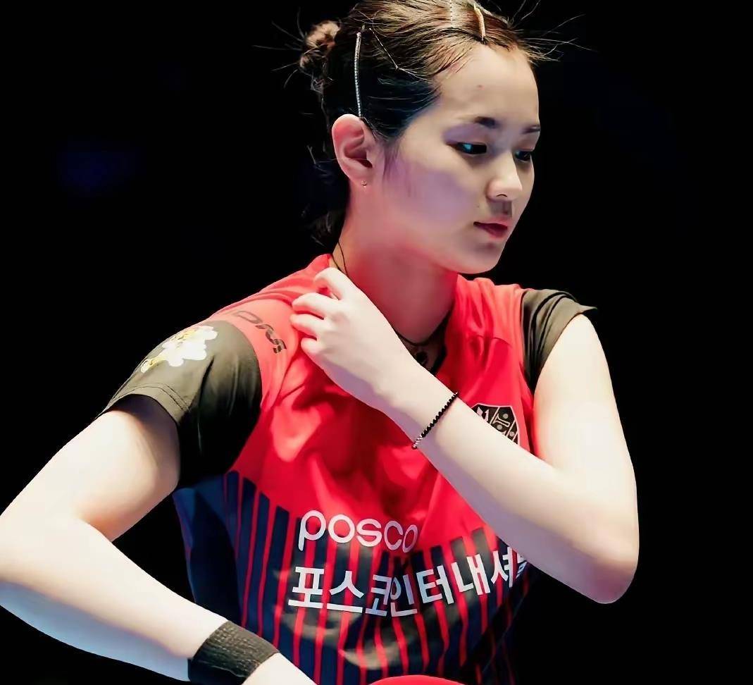 乒乓球亚锦赛：王曼昱球拍打滑逆转，邱贻可太关键，拿下2-0领先