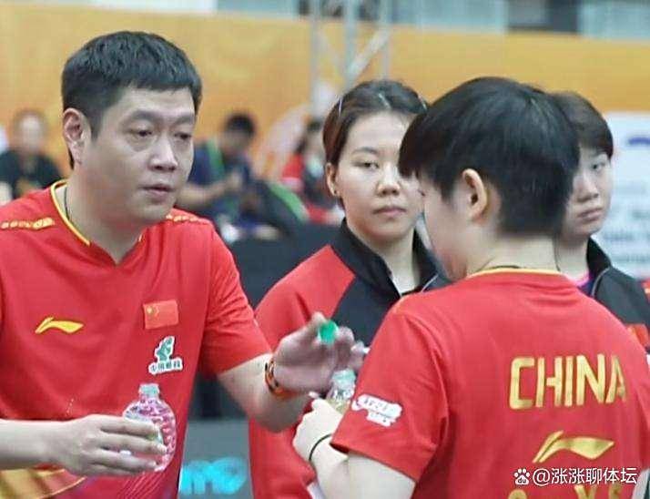 乒乓球亚锦赛：王曼昱球拍打滑逆转，邱贻可太关键，拿下2-0领先