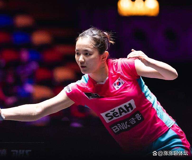 乒乓球亚锦赛：王曼昱球拍打滑逆转，邱贻可太关键，拿下2-0领先