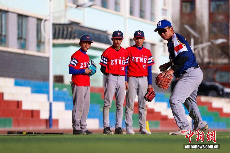 【图片故事】棒球教练华旦班玛：为高原牧区孩子挥出一条“梦想之路”