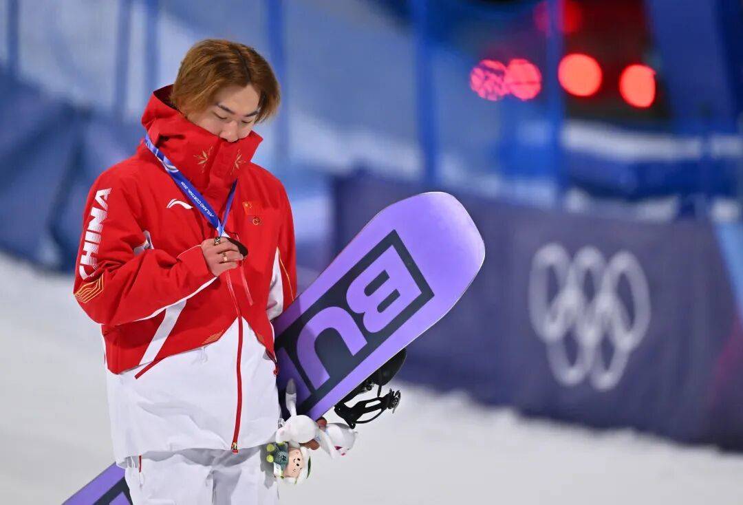 赛后，苏翊鸣落泪拥抱父母！回应判罚争议