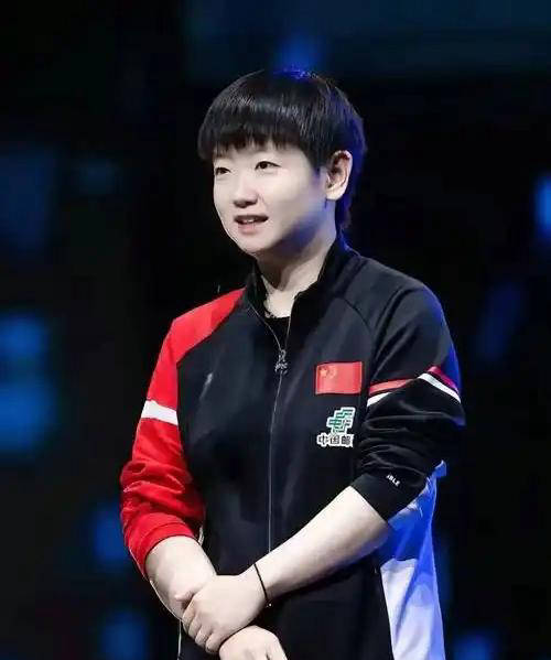 比赛忘带毛巾，谁注意孙颖莎妙招？马龙也遇尴尬，刘国梁评价不无道理